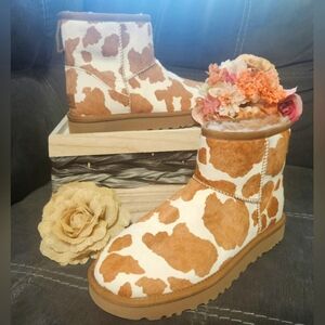 Brand new size 8 cow UGGS